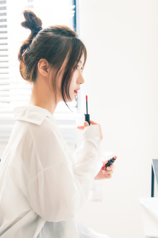 《年轻的女教师》